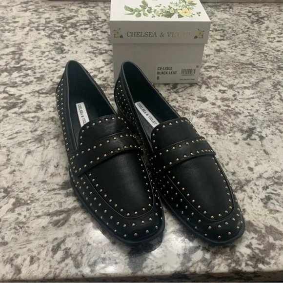 Never been worn. Classic and stylish black flat with decorative gold std. sz 9 - Picture 1 of 2